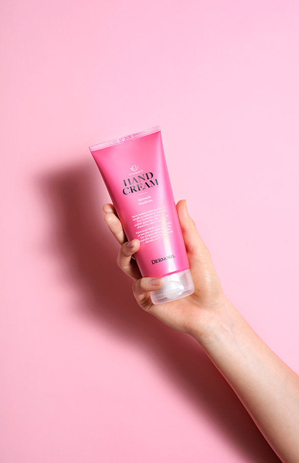 Suojaava ja kosteuttava käsivoide