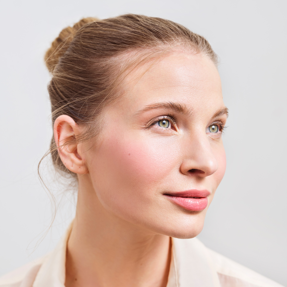 muotoile kasvoja poskipunan avulla